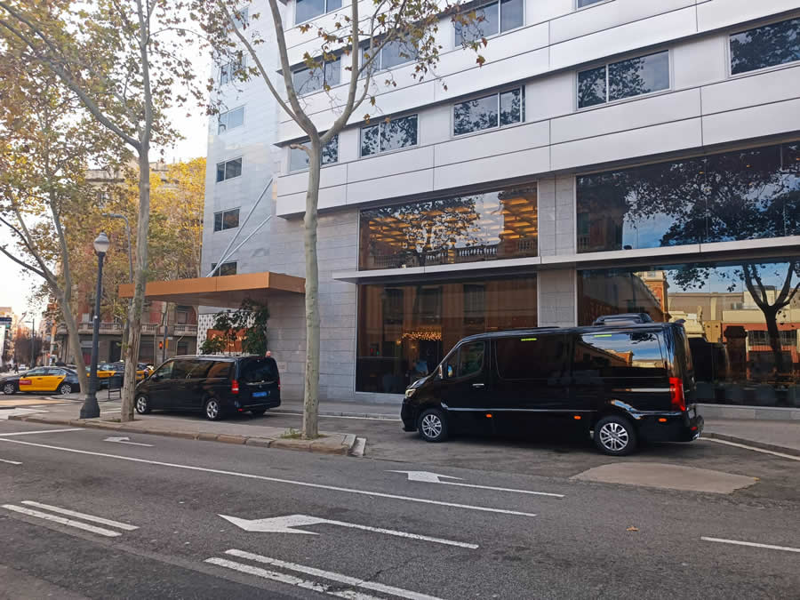 Servicio integral de transporte para congresos y eventos, con coordinación personalizada, recepción de asistentes y chóferes profesionales para garantizar una organización impecable.