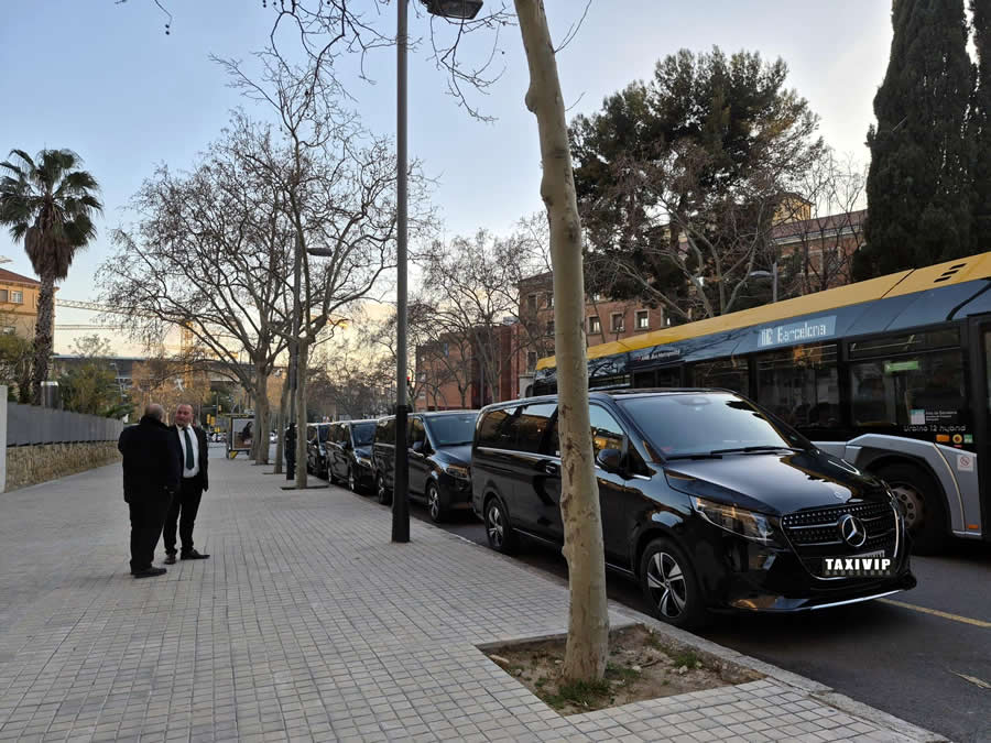 Soluciones de transporte para grupos de cualquier tamaño, con minibuses, autobuses y coordinación personalizada para garantizar traslados cómodos, eficientes y perfectamente organizados.