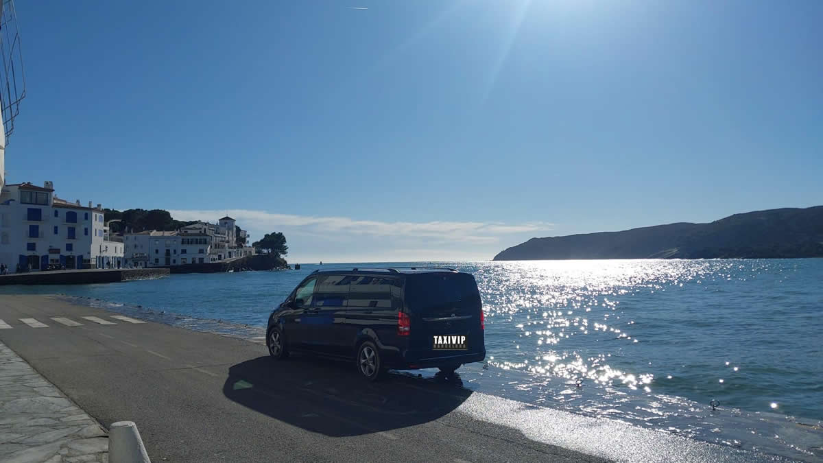 Mercedes V alquilado para hacer un viaje de turismo por la costa brava